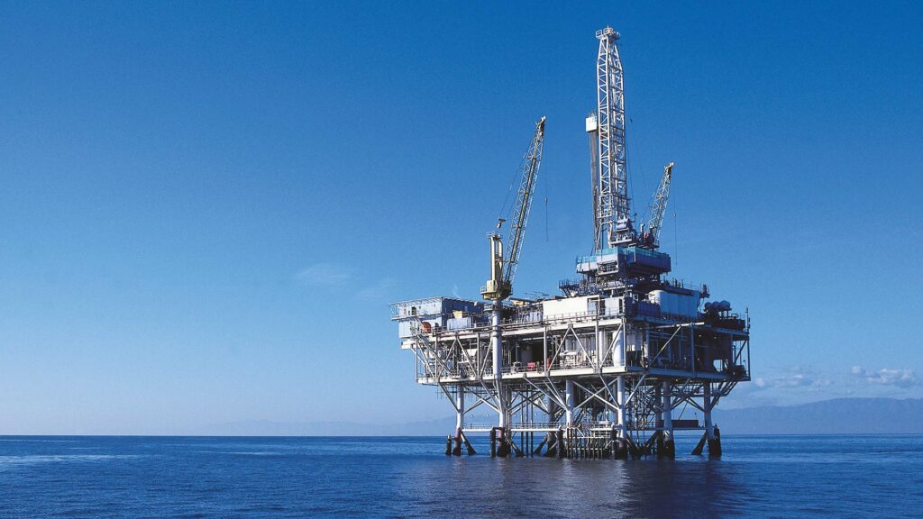 Bohrinsel bei schönem Wetter auf ruhiger See