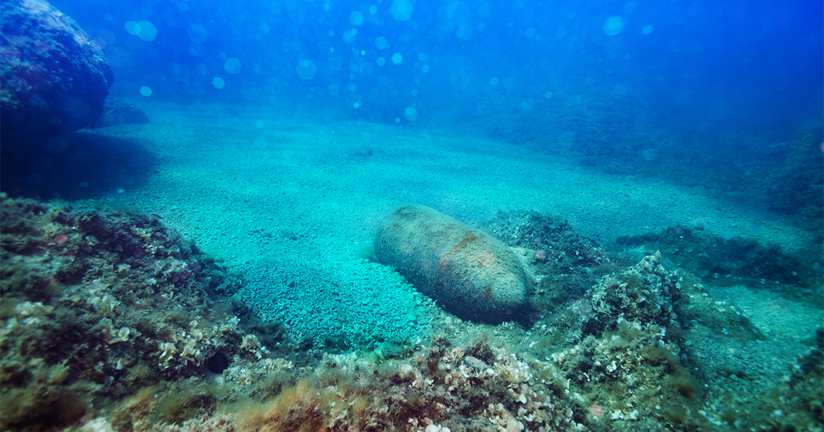 Alte Bombe mit Algen bedeckt auf den Grund des Meeres